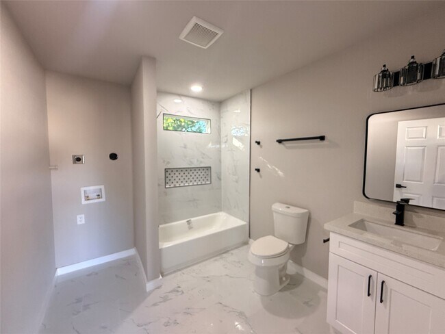 Building Photo - 2209 Gano St