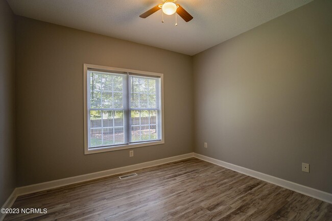 Building Photo - 10 Red Cedar Ln
