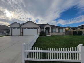 Building Photo - Stylish Single-Level Home in Pasco with Fi...