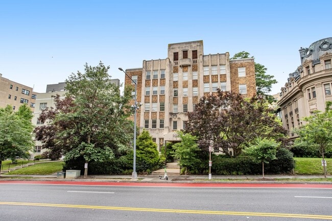 Building Photo - 1 Bedroom Meridian Hill Oasis - Between Ad...