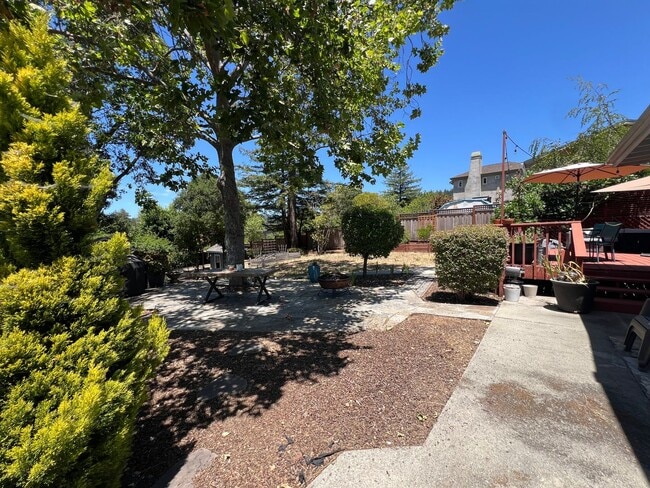 Building Photo - Beautiful 3 Bedroom Home in Scotts Valley — Spacious Yard & Ideal Location!