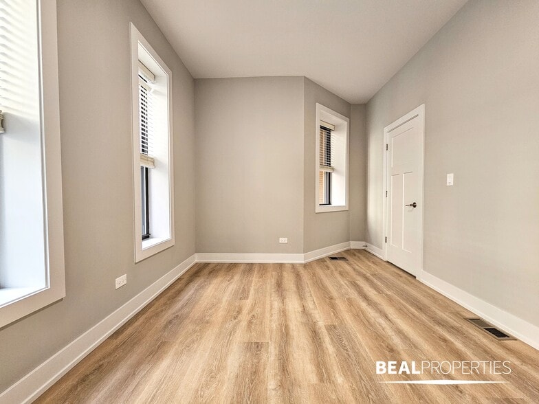 Building Photo - 428 W Belden Ave