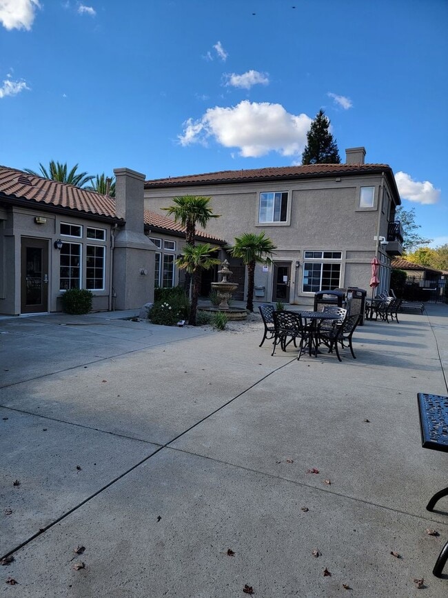 Building Photo - Adorable 3 bedroom 2 bath Condo