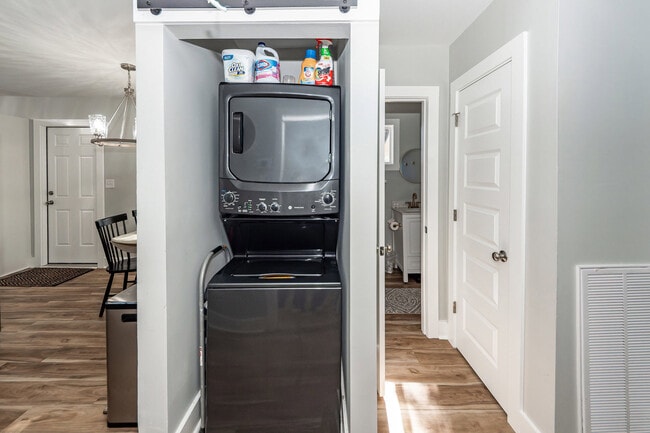 Building Photo - 1511 Larry St