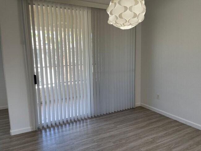 Building Photo - MOVE IN READY! 3 BEDROOM- GUARD GATED COMM...