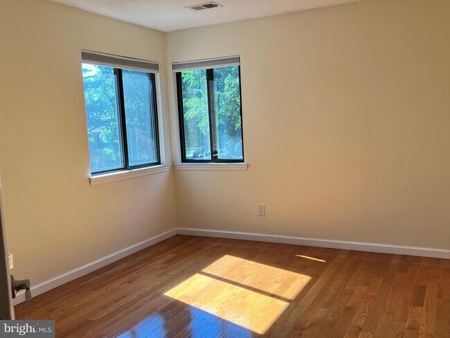 Building Photo - 80 Sayre Dr