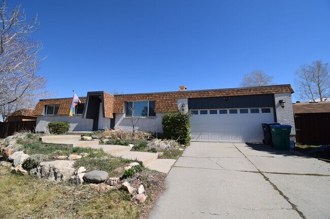 Building Photo - 5 Bedroom 3 Bathroom Home in Sandy!