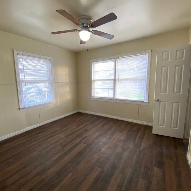 Building Photo - $0 First Month's Rent / $0 Deposit at Move-in