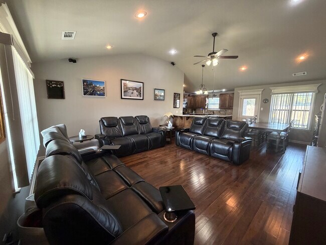 Building Photo - 12 Jaguar Dr