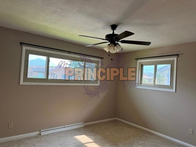 Building Photo - Updated 3 Bedroom House in a Family Friendly Neighborhood