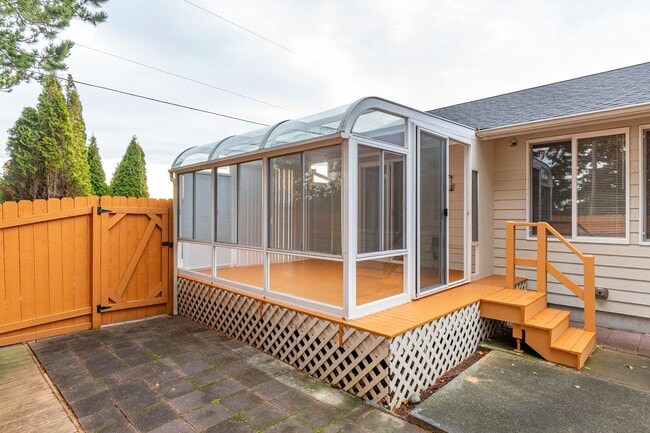 Building Photo - 3 Bedroom 2 Bathroom Home Near Fort Nugent Park!