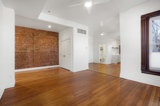 Building Photo - Large Renovated Historic Apartment in Five...