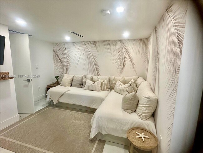 Building Photo - 100 Bayview Dr