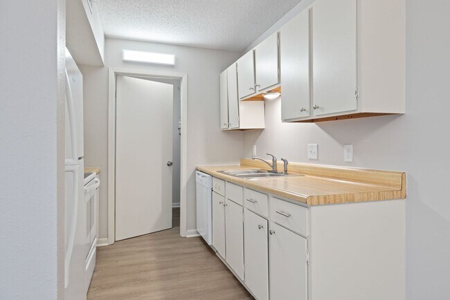 Building Photo - 203 Cougar Ridge