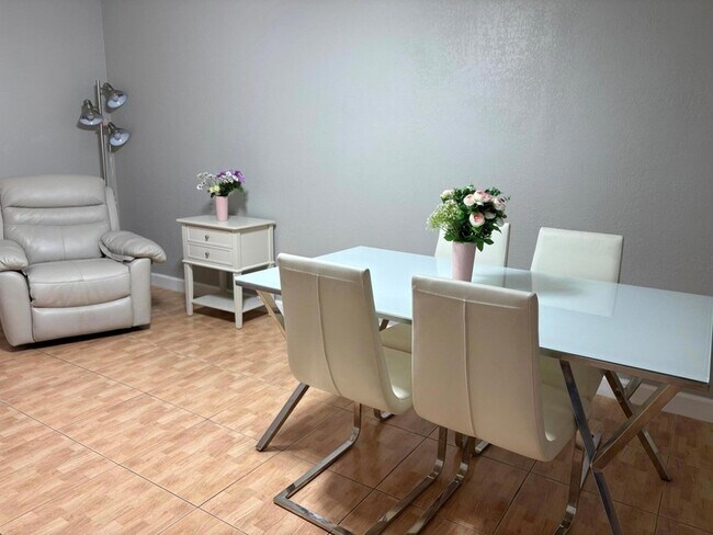 Building Photo - 102 Stratford N