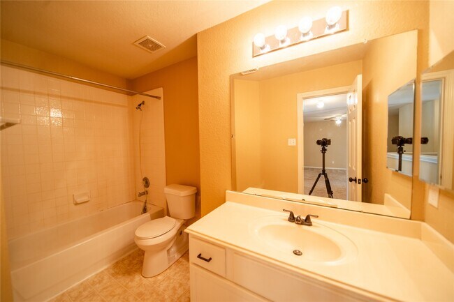 Building Photo - 10723 Scenic Dr