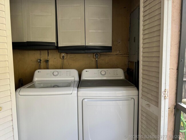 Building Photo - 6542 SW 41st St