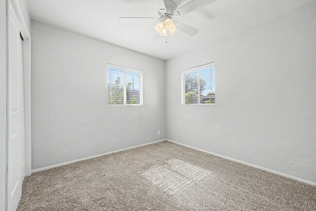 Building Photo - 2514 E Campbell Ave
