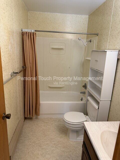 Building Photo - 313 Lyndee Dr