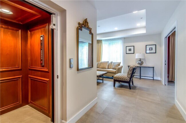 Building Photo - 340 Elm St