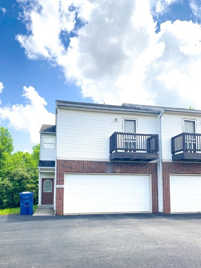 Building Photo - 3 Bedroom Townhome