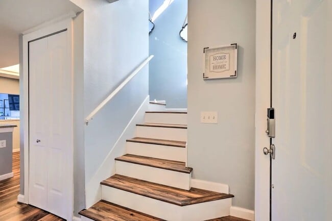Building Photo - Townhome in Davenport now Available!