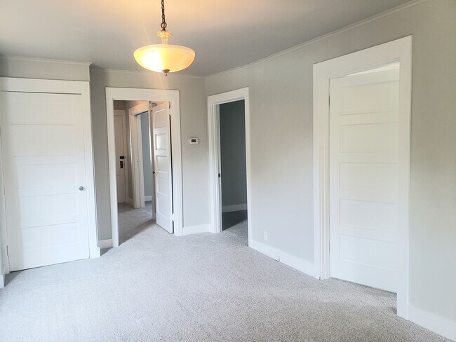 Building Photo - 3 Bedroom Near Elevator and Downtown Orego...
