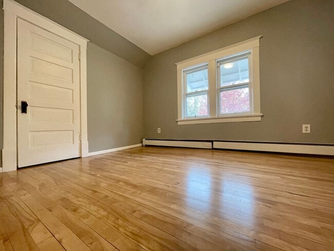 Building Photo - Newly renovated 5 Bedroom 1.5 Bathroom Home in Minneapolis!