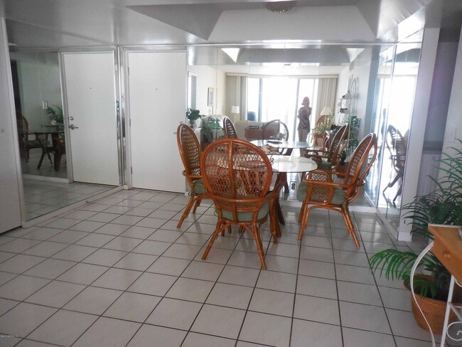 Building Photo - 903 Ocean Dr S