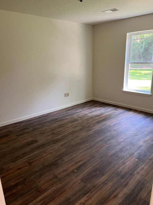 Building Photo - 3 Bedroom, 2 Full Bath- Duplex on Benner Pike Bellefonte