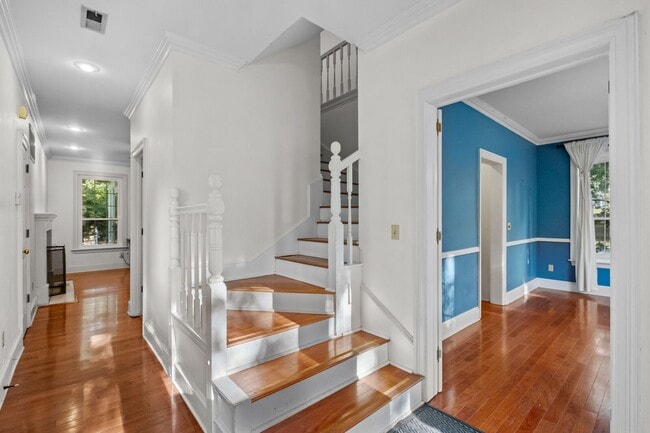 Building Photo - HISTORIC DOWNTOWN  3 bedroom 2.5 bath home