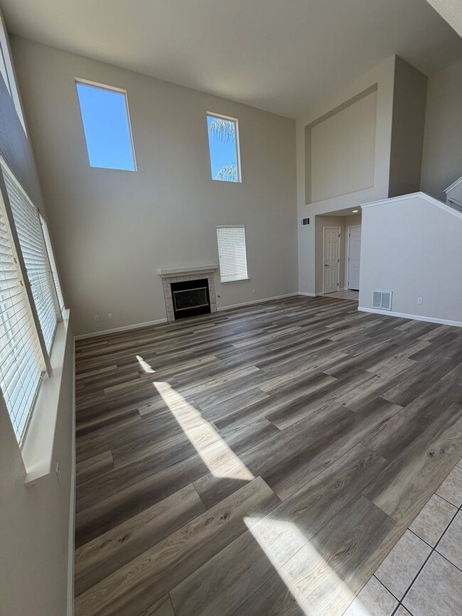 Building Photo - Newly Updated 4 Bedroom 2.5 Bathroom Home