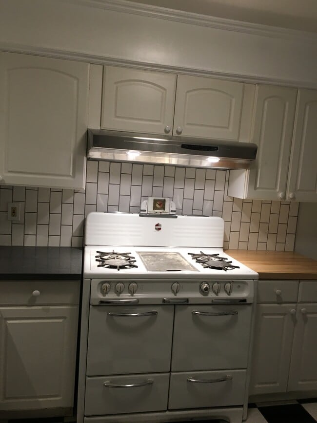 Wedgewood stove - 1579 Cerro Gordo St