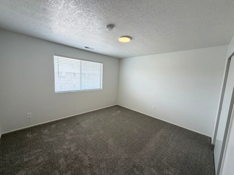 Building Photo - 866 E 500 N
