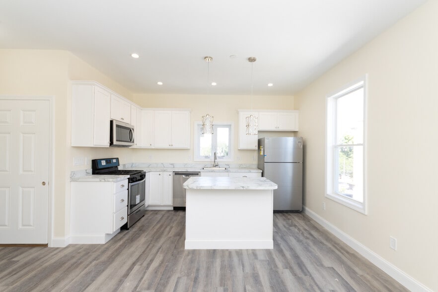 Building Photo - 2 French Ter