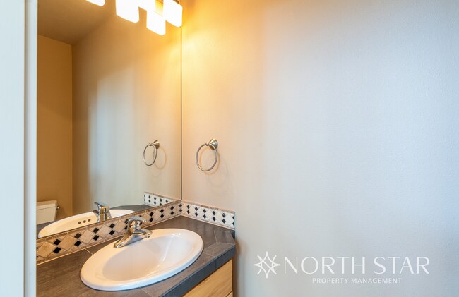 Building Photo - Gorgeous, Gated and Lake Front in Oregon City