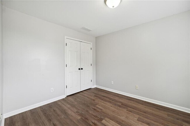 Building Photo - 425 Hearthstone Way