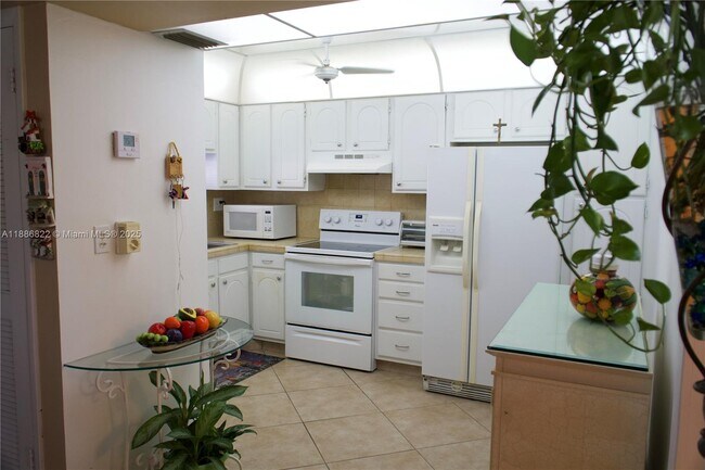 Building Photo - 9820 S Hollybrook Lake Dr