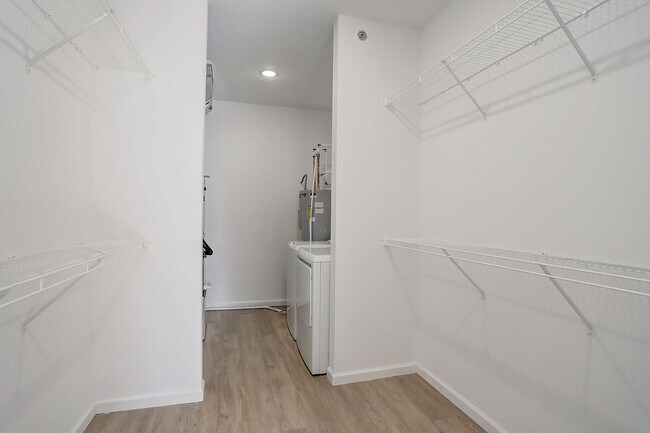 Building Photo - 1604 Parkview Dr