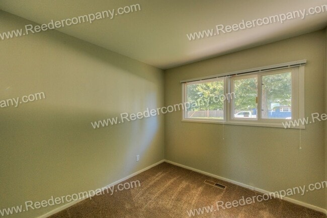 Building Photo - 3 Bedroom / 1 Bathroom Home