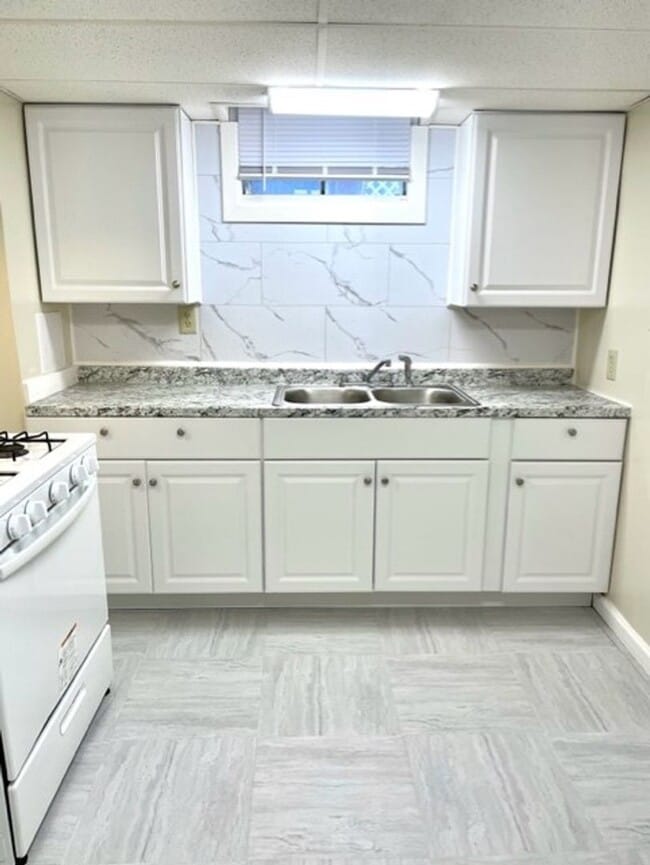 Building Photo - 1 Bedroom Apartment Downtown w/ Bonus Room - Utilities Included!