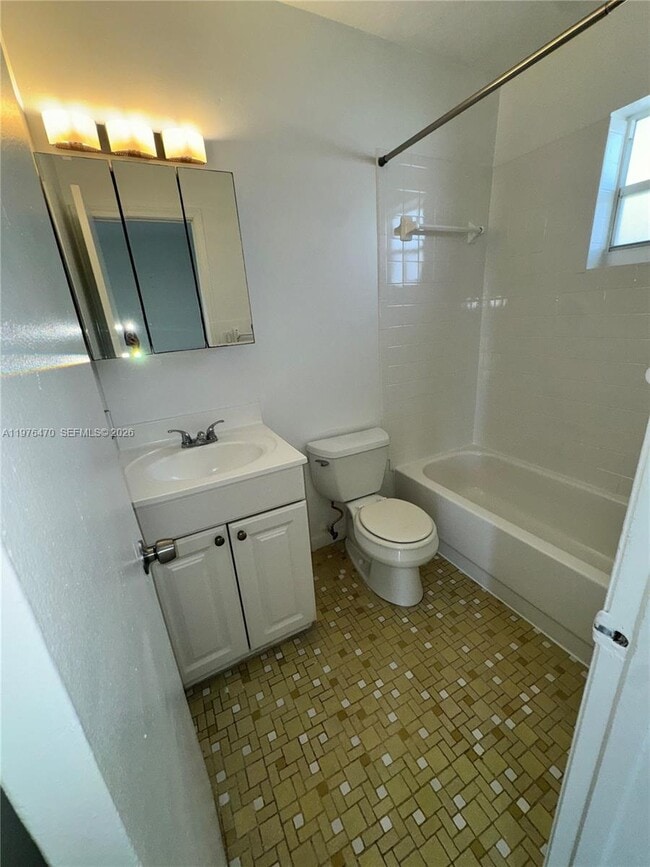 Building Photo - 124 SE 4th St