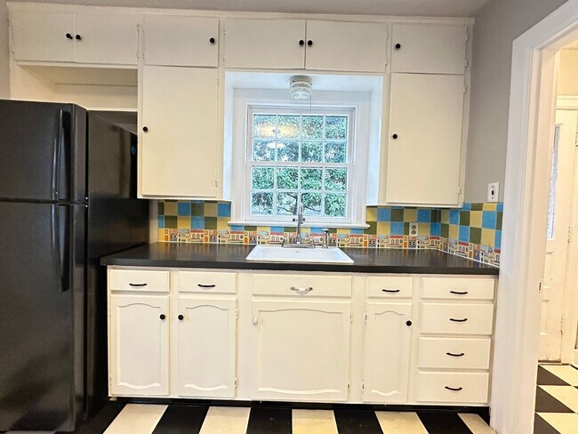 Building Photo - Charming 2-Bedroom Cottage-Style Home!