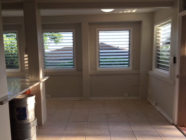 Building Photo - Kaimuki Studio!