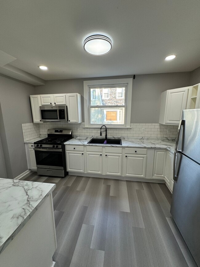 Building Photo - 454 Colford Ave