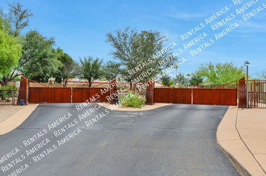 Building Photo - 402 E Croydon Park Rd