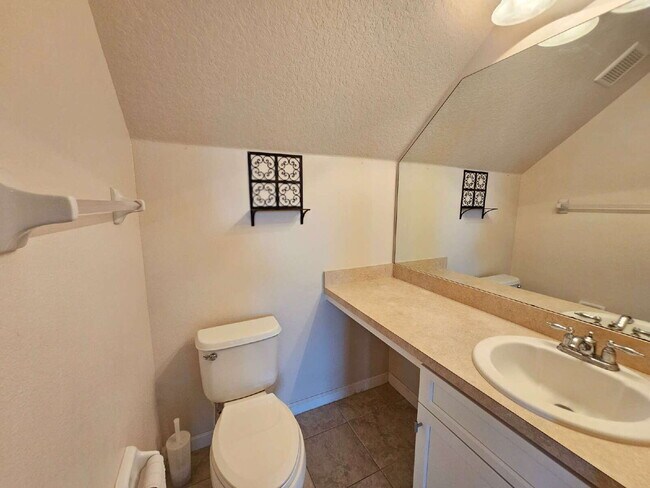 Building Photo - Large Melbourne Townhome