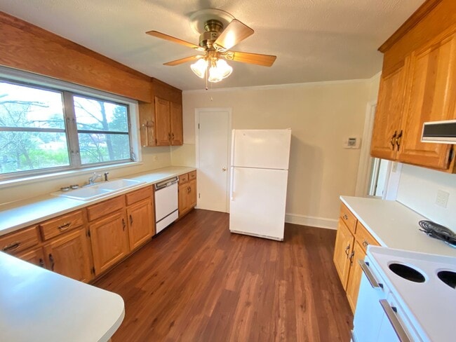 Building Photo - 3bd/2ba House on a Corner Lot very close t...