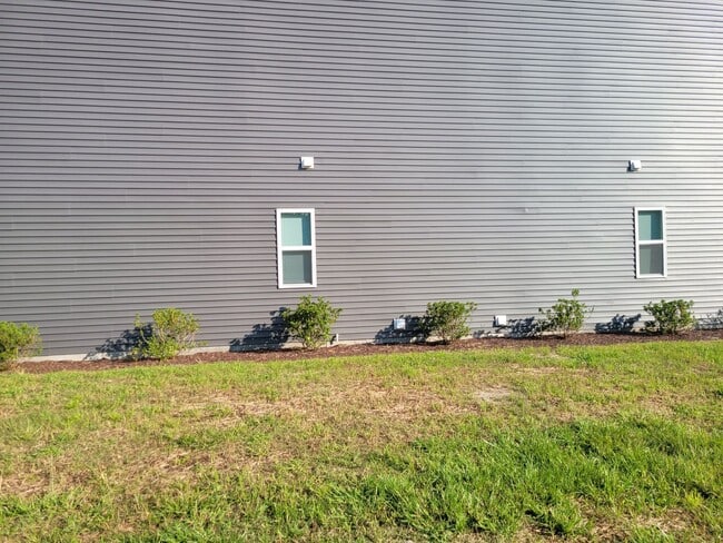 Building Photo - 2 Bedroom, 2.5 Bath Modern Duplex - Walkin...