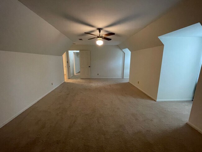 Building Photo - Large 4/4 House in Maplewood $2,650